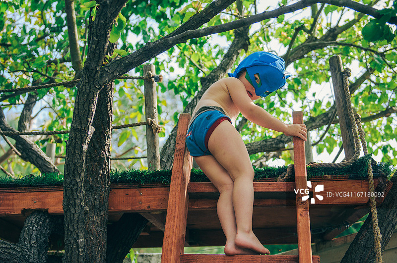 在树堡里戴着蝙蝠侠面具的男孩图片素材