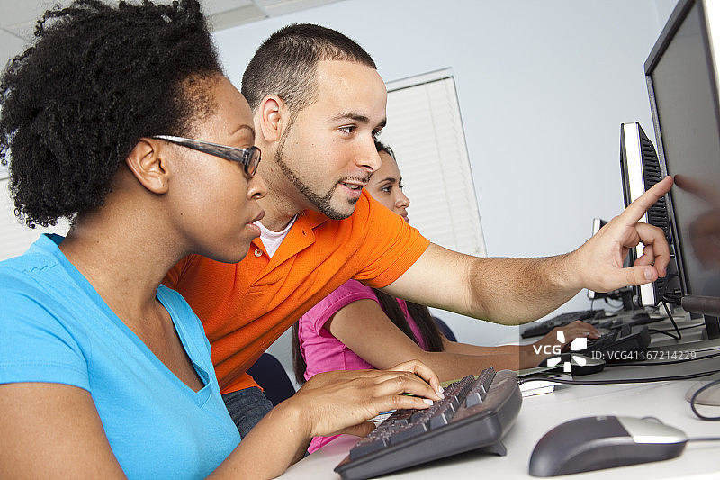 大学生在电脑实验室图片素材