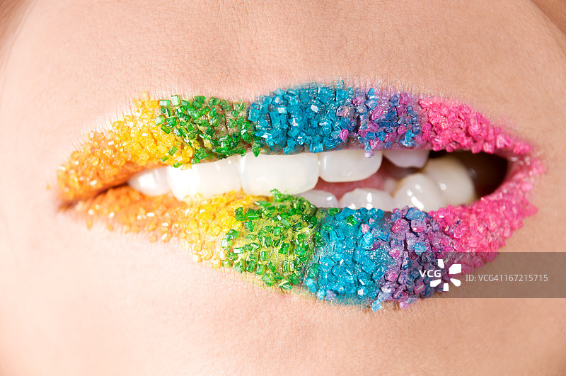 条纹糖果色嘴唇咬合图片素材