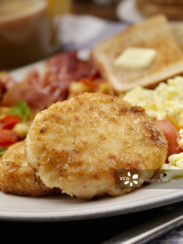 玉米粉糕配培根和鸡蛋图片素材