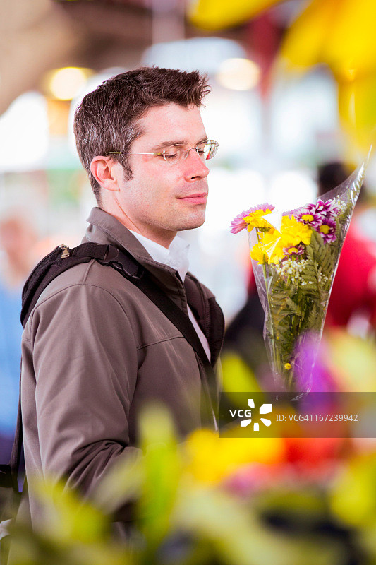 浪漫男子在当地市场买花图片素材