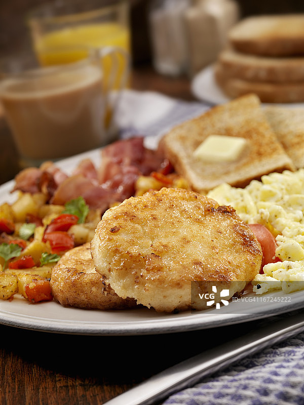 玉米粉糕配培根和鸡蛋图片素材