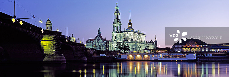 易北河上的教堂图片素材