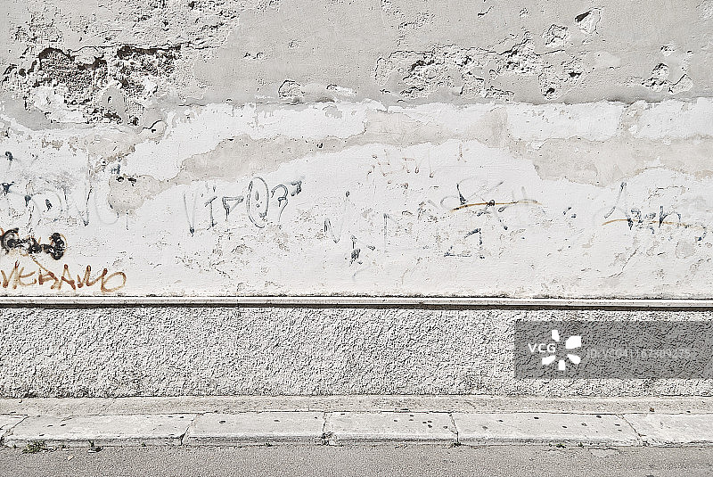 带人行道的旧混凝土墙图片素材