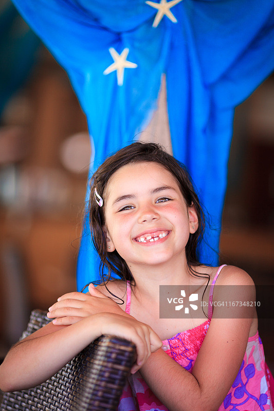 缺牙的快乐女孩图片素材