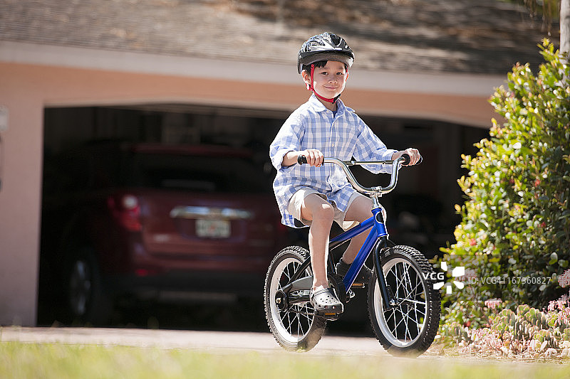 骑自行车的男孩图片素材