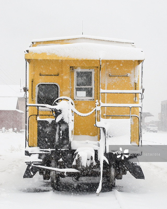 雪地里的黄色守车图片素材