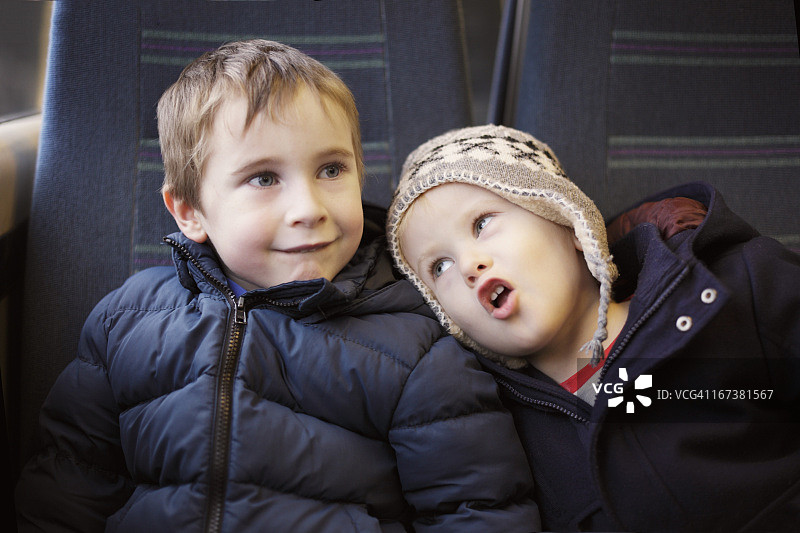 快乐的火车旅程图片素材