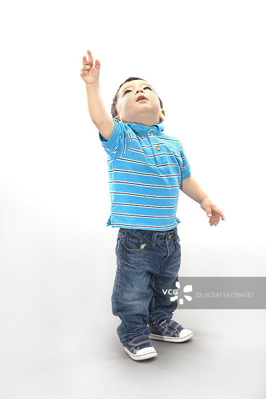 灰色背景上兴奋的儿童棚拍图片素材