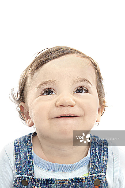 男孩在白色背景上咧嘴笑图片素材