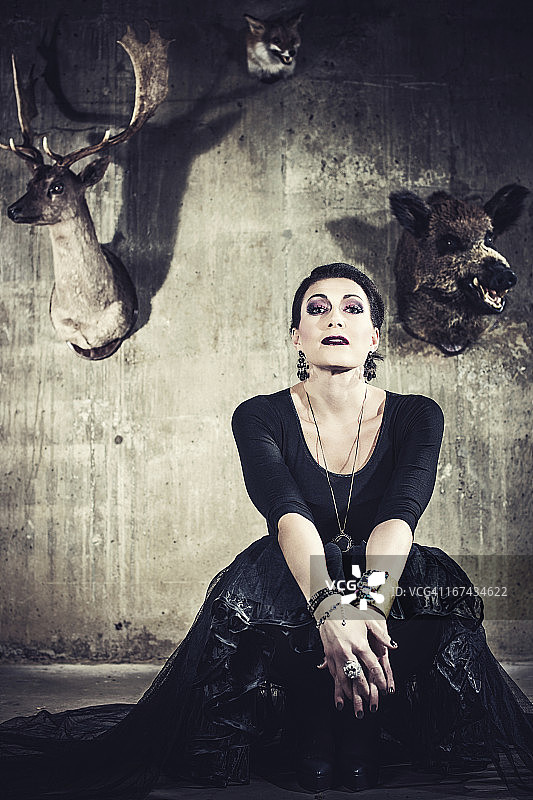 抱着毛绒玩具的美女图片素材