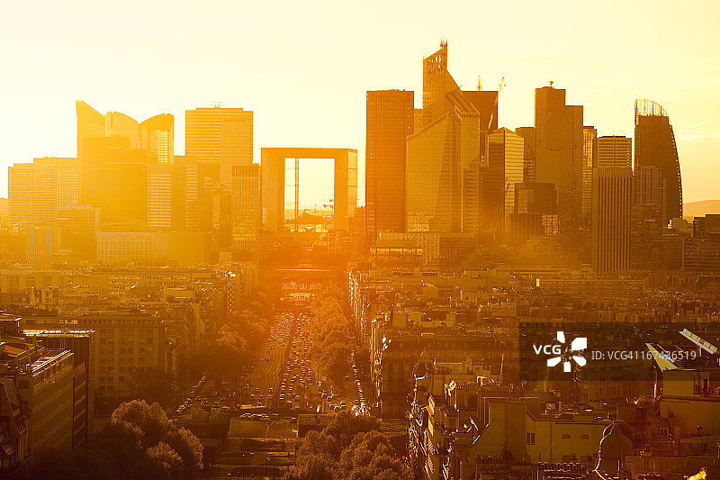 日落时分的巴黎城市风光与拉德芳斯图片素材