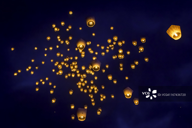 天空灯笼群图片素材