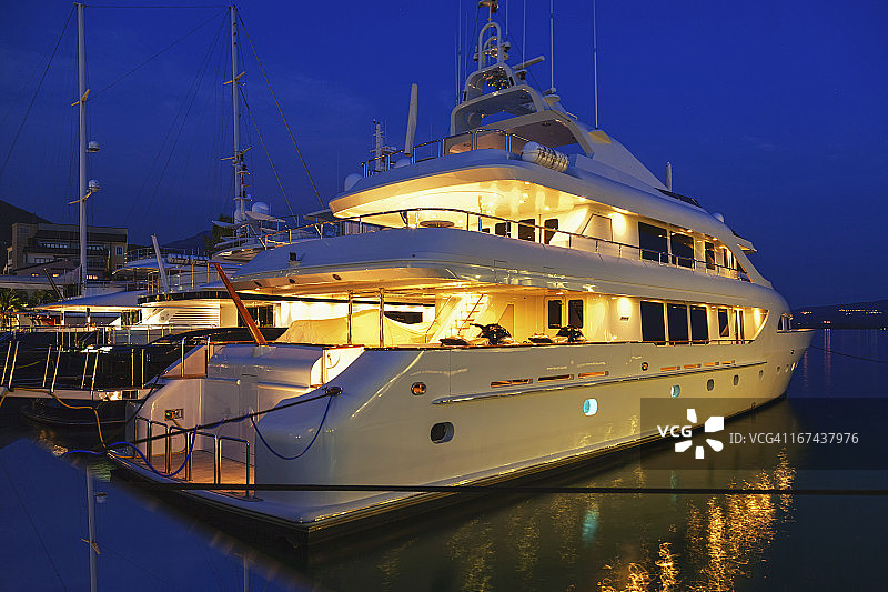 夜间码头的游艇图片素材