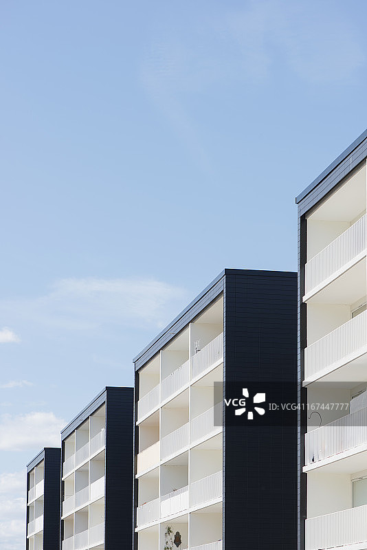 仰视角度拍摄的现代建筑，背景为天空图片素材