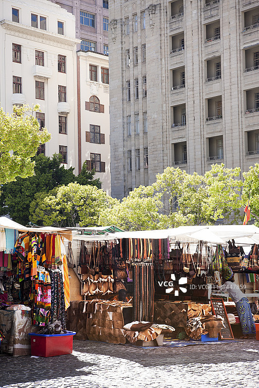 建筑物环绕的市场景色图片素材