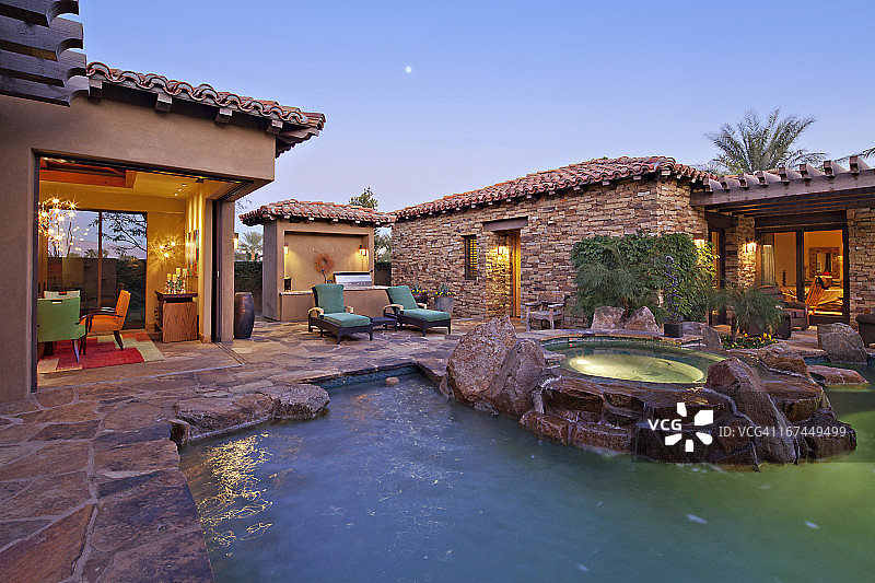 带游泳池和热水浴缸的房屋外观图片素材