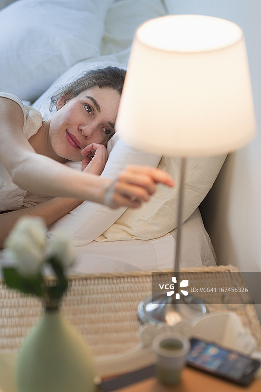 美国新泽西泽西市：女人关灯图片素材