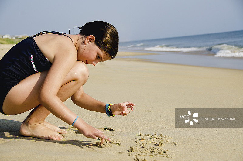 美国北卡罗来纳州内格斯海滩，在海滩玩耍的女孩（8-9岁）图片素材