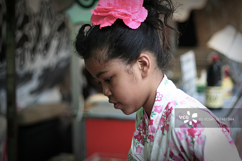 穿着浴衣的9岁女孩图片素材