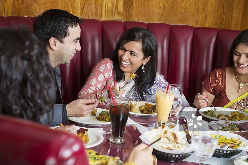一群快乐的朋友在印度餐馆图片素材