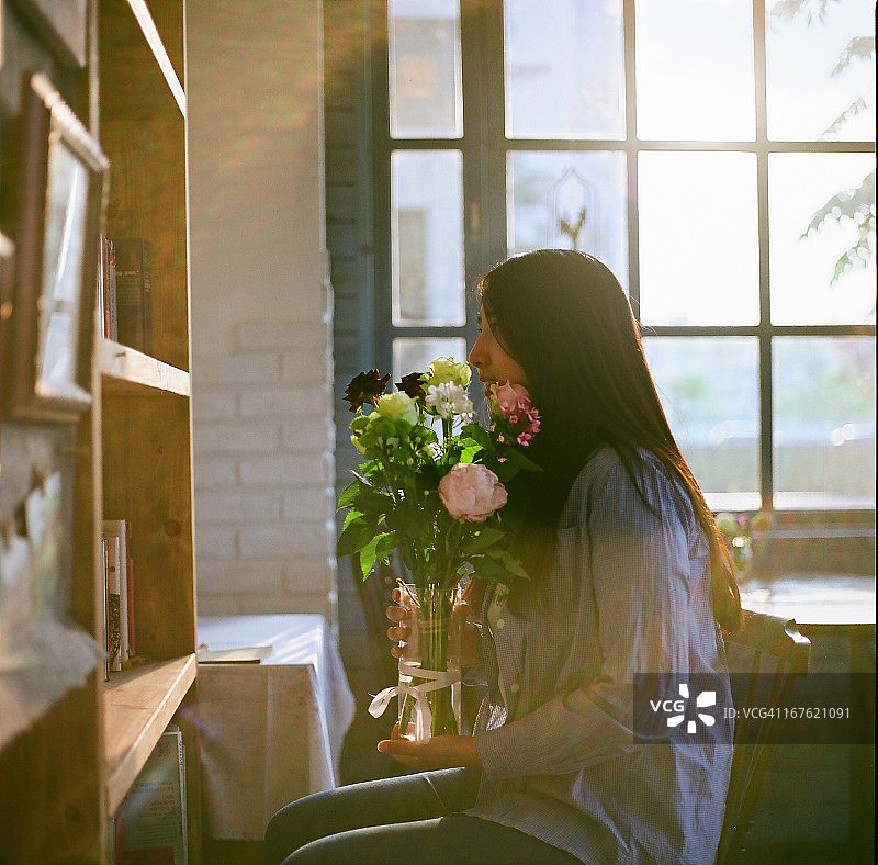 咖啡馆里的女孩图片素材