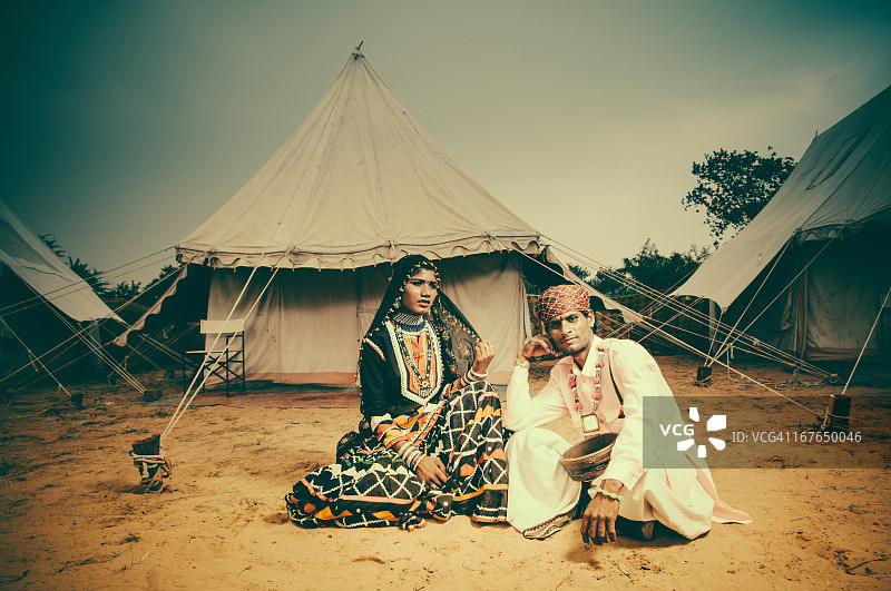 帐篷旁的印度艺人图片素材