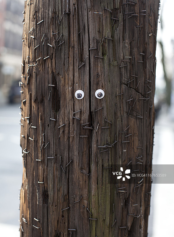 电线杆上有很多订书钉的卡通眼图片素材
