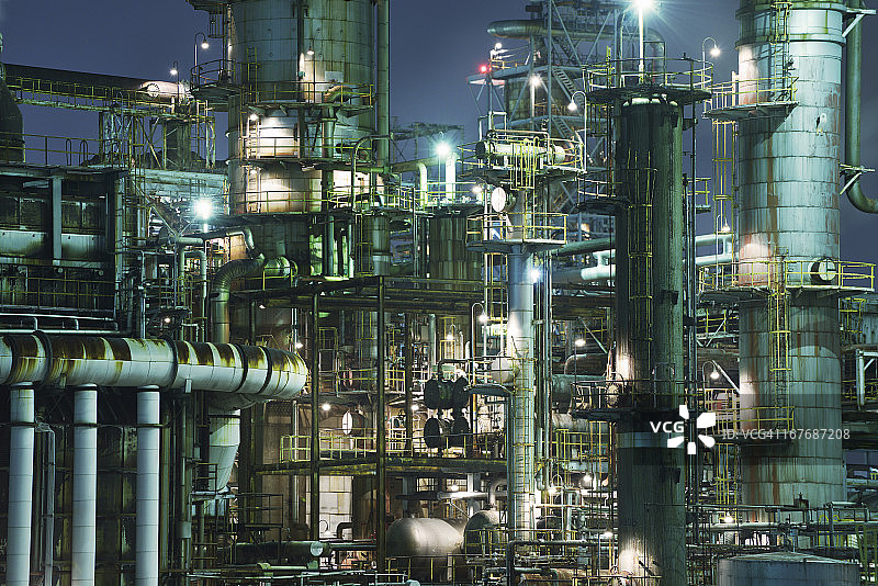 夜间的日本炼油厂图片素材
