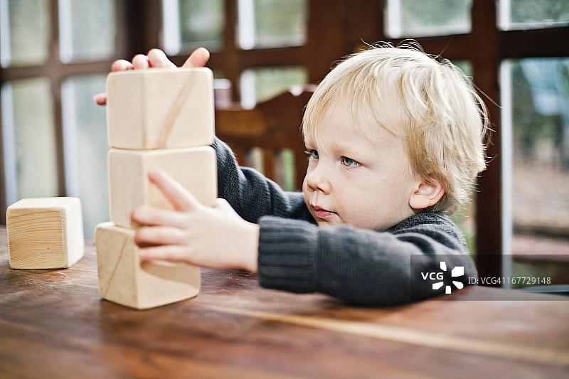 儿童玩积木图片素材