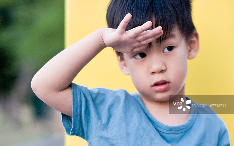 敬礼的小男孩图片素材