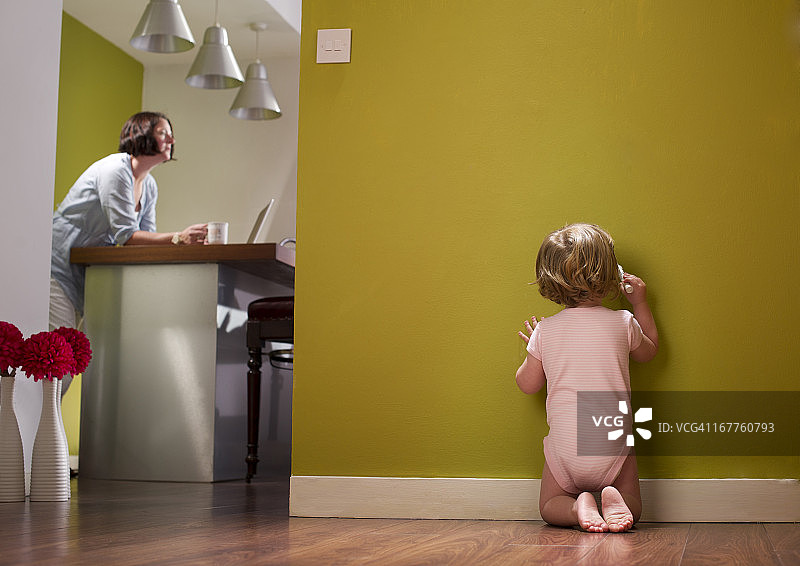 宝宝在墙上写字，母亲没有注意到图片素材