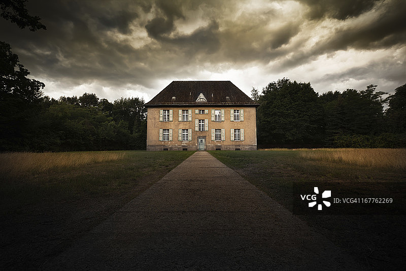 戏剧性天空下的废弃房屋图片素材