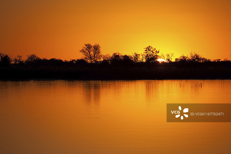 奥卡万戈河上的日落图片素材