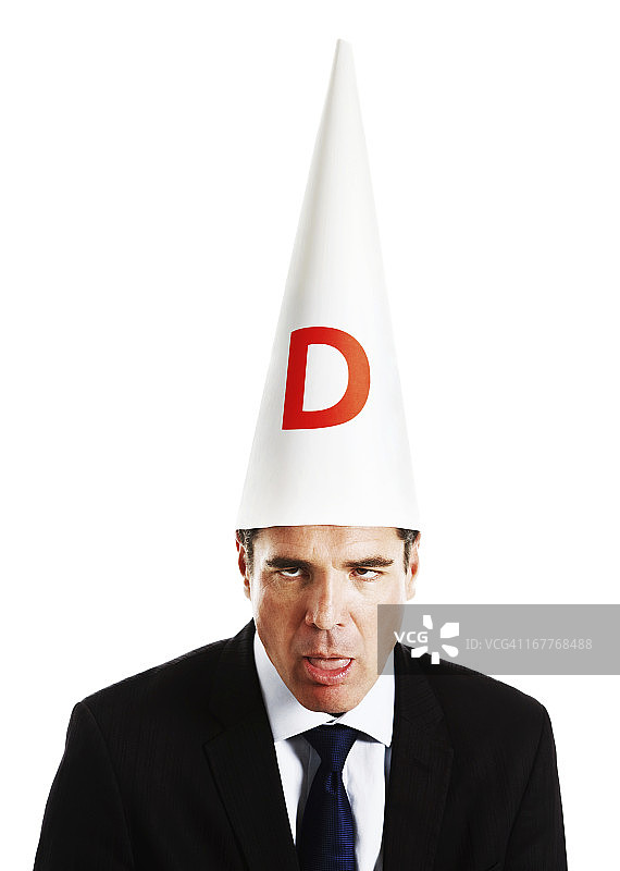 戴着呆子帽看起来很傻的商人图片素材