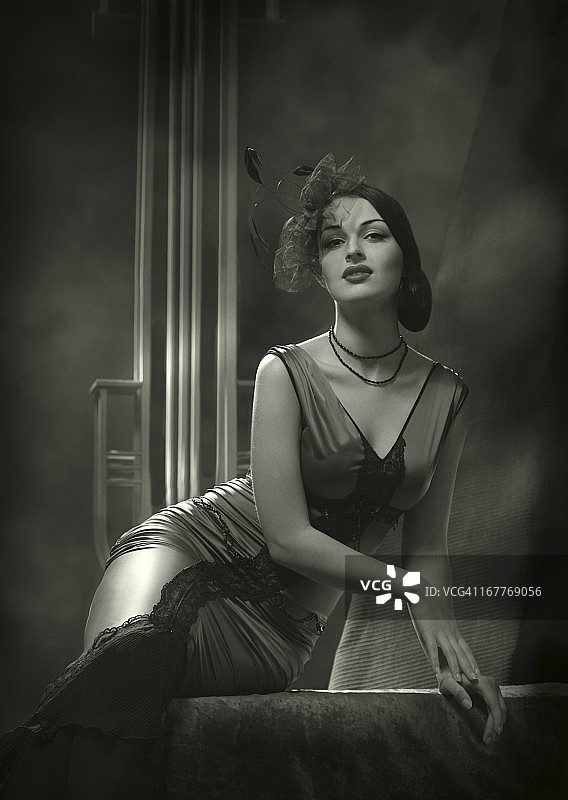 老好莱坞黑色电影风格照片中的女人图片素材