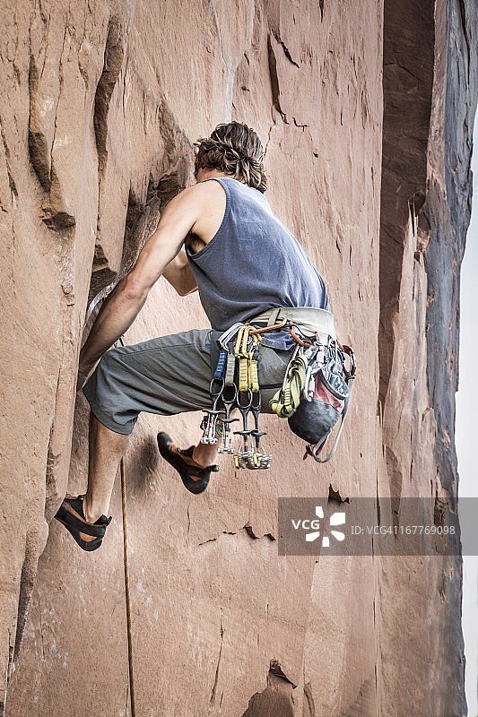 在犹他州摩押的男性攀岩者图片素材