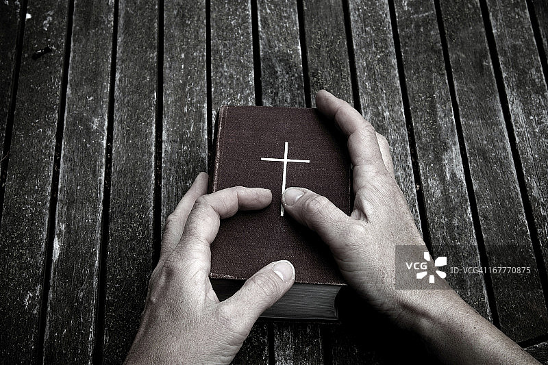 手捧《圣经》图片素材