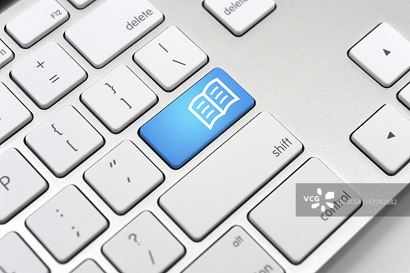 电脑键盘上的电子书图标-学习概念图片素材