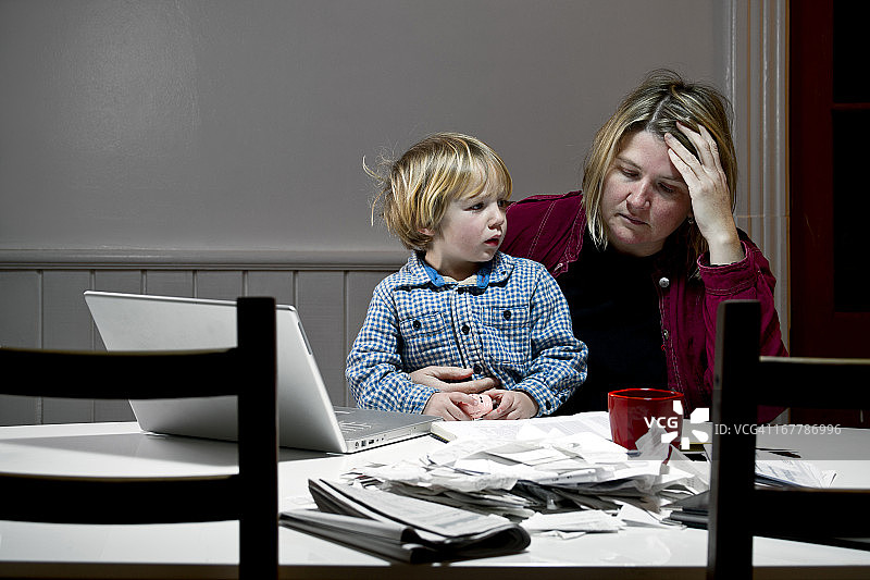 情绪低落的妇女不堪重负，面临财务问题、债务和破产图片素材
