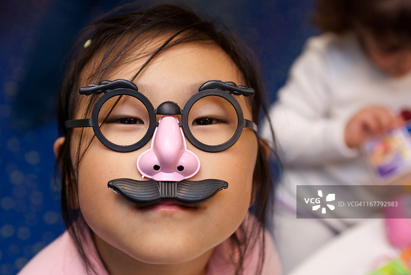戴搞怪道具的儿童图片素材