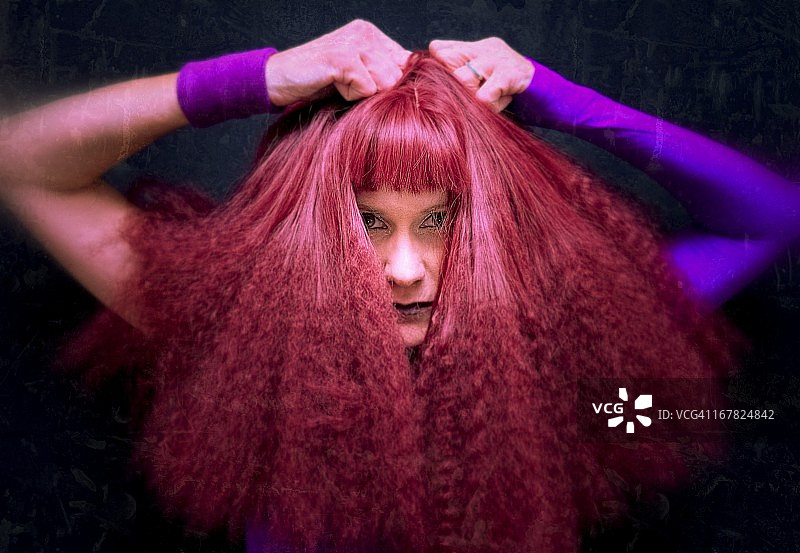 留刘海的蓬松发型女性肖像图片素材