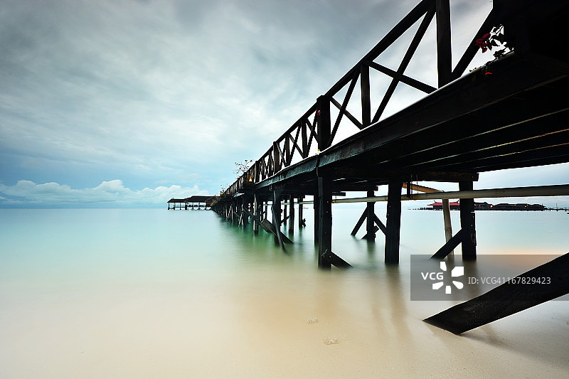 干净的沙滩与桥梁图片素材