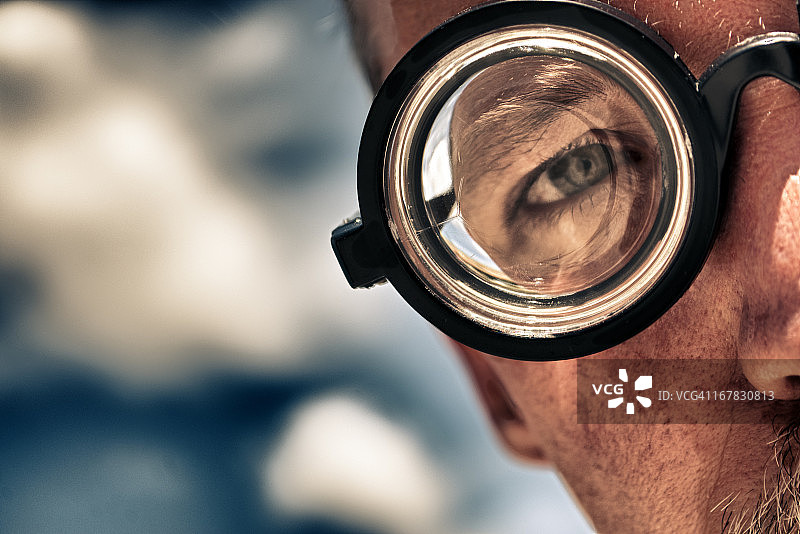 男子佩戴护目镜，背景是云彩图片素材