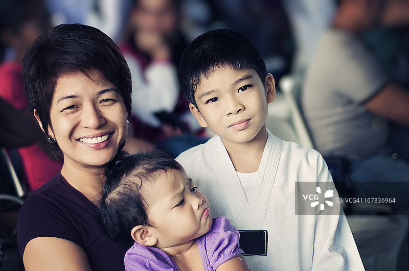年轻的跆拳道选手与母亲和姐妹图片素材