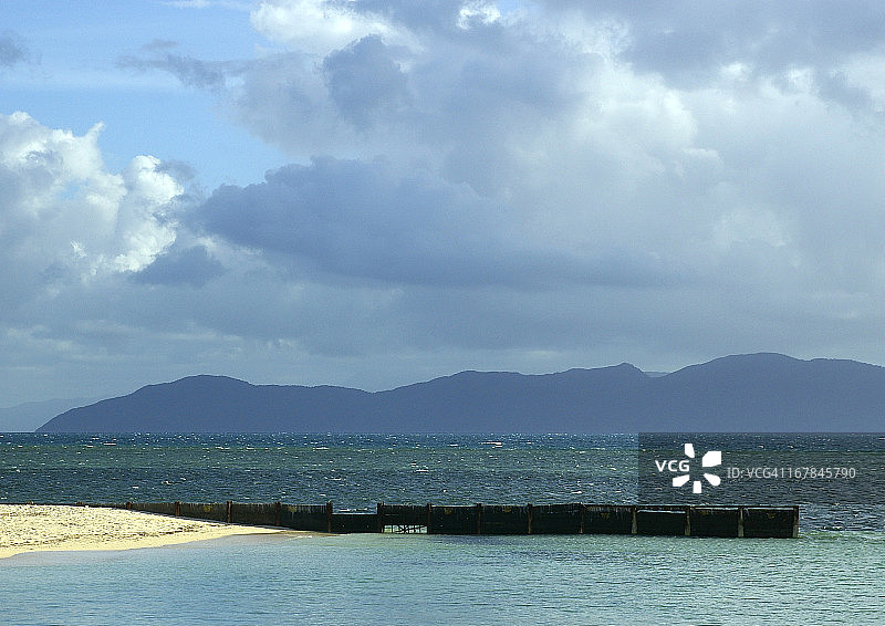 大堡礁上的绿岛图片素材