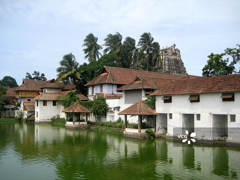 帕德马纳巴斯瓦米神庙前的房屋图片素材