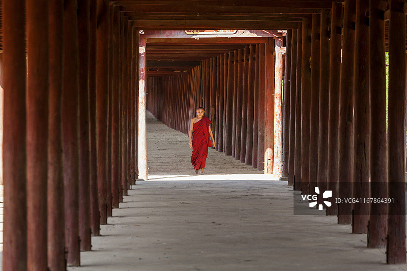 萨莱寺木柱走道上的僧侣图片素材