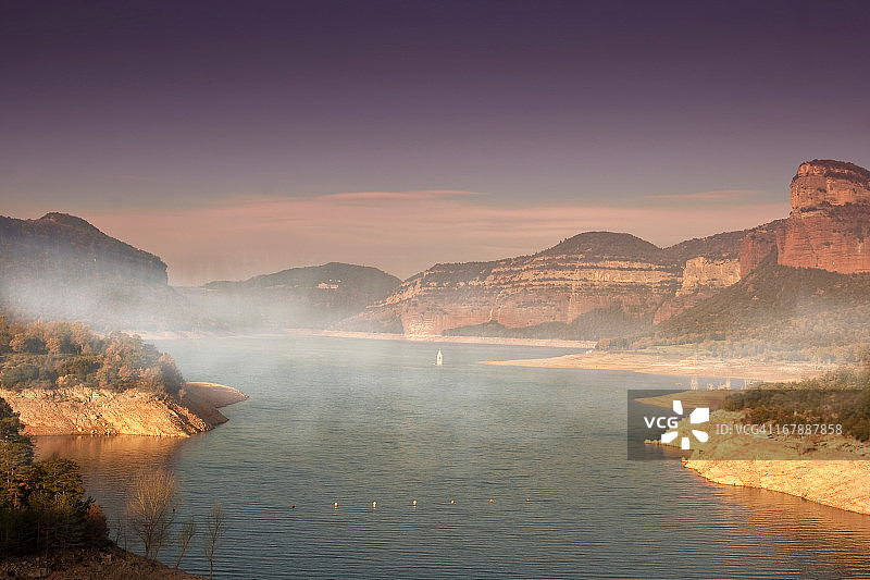 水库晨雾群山图片素材