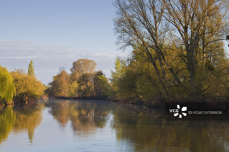 圣艾尼昂附近的谢尔河图片素材